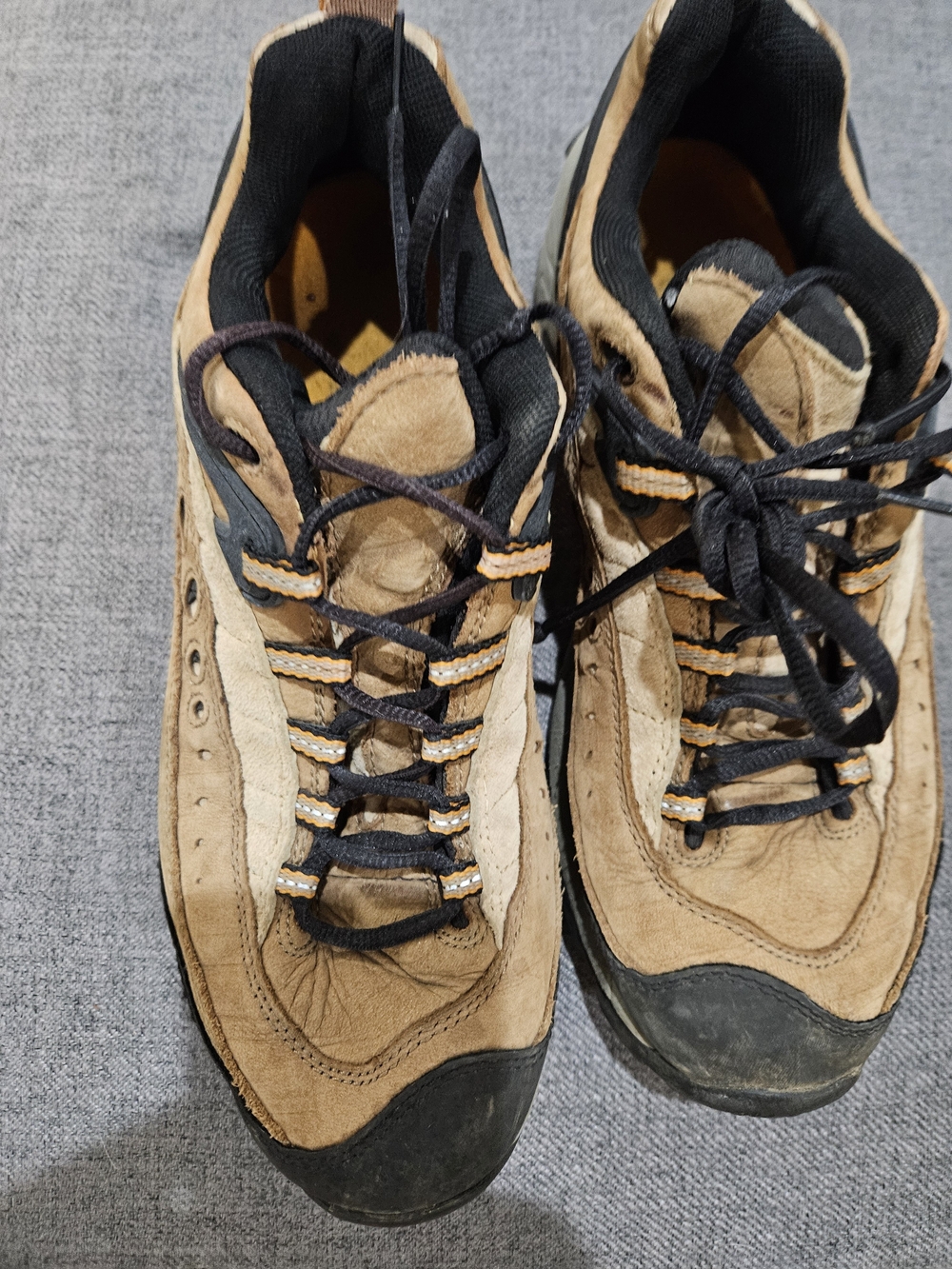 Merrell Hiking Shoes in Tan and Black. Size 10